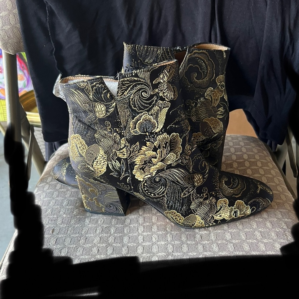Franco Sarto Olympia Jacquard Metallic Booties
Size 10